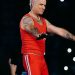 Robbie Williams sorprendió a sus fans en Buenos Aires y les cantó frente al hotel: el video