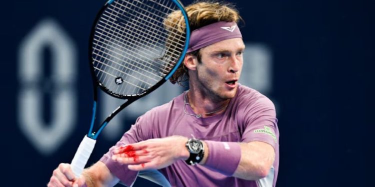 Ataque de furia de Andrey Rublev en China: se cortó la mano tras golpear una caja