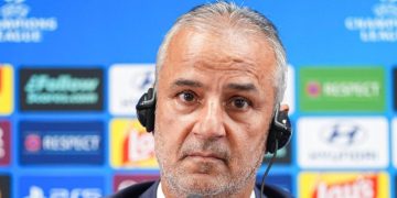Escándalo en Fenerbahce: recibió un botellazo, renunció y el club se niega a dejarlo ir