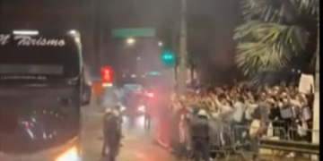 Apedrearon el micro de Boca cuando llegaba al Morumbí