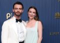 Premios Emmy 2026: el tierno gesto de Thomas Doherty con Nicole Brydon Bloom durante la alfombra roja