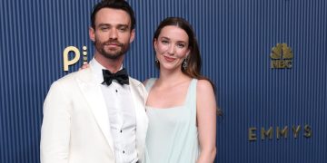 Premios Emmy 2026: el tierno gesto de Thomas Doherty con Nicole Brydon Bloom durante la alfombra roja