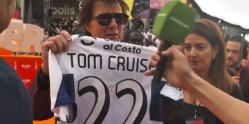 Tom Cruise recibió la camiseta de Gimnasia de La Plata y su inesperada reacción se volvió viral