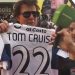 Tom Cruise recibió la camiseta de Gimnasia de La Plata y su inesperada reacción se volvió viral