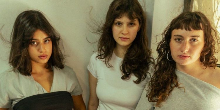 TRÍADA anuncia su álbum debut «Exuvia» y presenta su nuevo single «Clara»