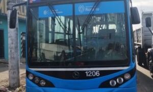 Robó un colectivo, lo manejó una hora y lo dejó abandonado