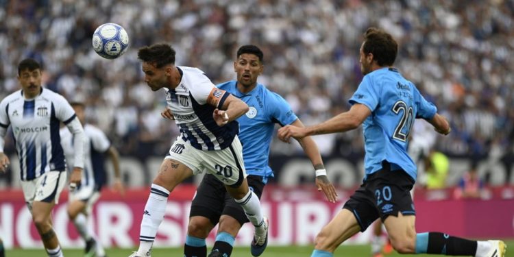 Belgrano venció 1-0 a Talleres con un gol agónico y alcanzó la cima del Torneo Clausura