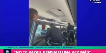 «No te vayas, pensalo una vez más»: la emotiva canción que el plantel le cantó a Lionel Messi en el micro
