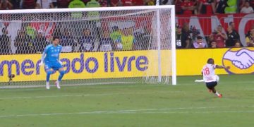 Por qué se repitió el insólito penal de Edwuin Cetré en la definición entre Estudiantes y Flamengo