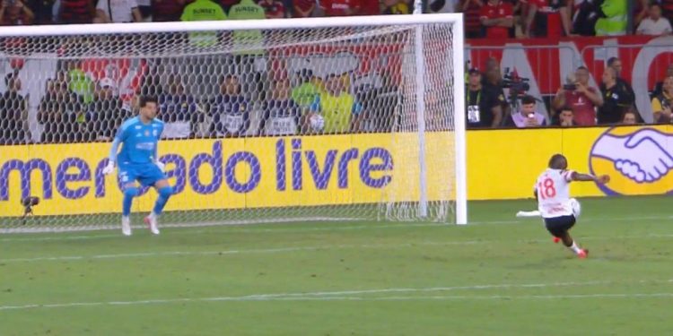 Por qué se repitió el insólito penal de Edwuin Cetré en la definición entre Estudiantes y Flamengo