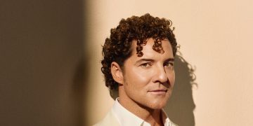 David Bisbal presenta «ETERNOS», el disco que recupera canciones inolvidables
