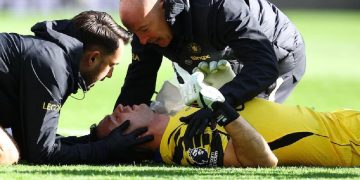 El Dibu Martínez tuvo que ser intervenido por una fractura en la mandíbula y estará un tiempo sin poder jugar