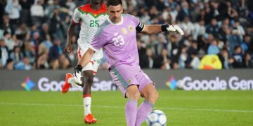 Dibu Martínez rompió el silencio: el heredero de la 10 de Lionel Messi y su deseo para el futuro