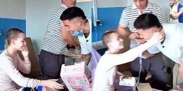 De la cancha al Garrahan: Enzo Fernández visitó a los niños internados y les llevó regalos