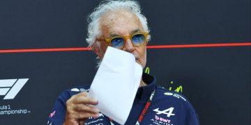Lo miraban todos: el misterioso papel que llevó Briatore a una conferencia y sorprendió