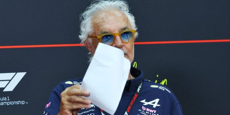Lo miraban todos: el misterioso papel que llevó Briatore a una conferencia y sorprendió