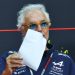 Lo miraban todos: el misterioso papel que llevó Briatore a una conferencia y sorprendió