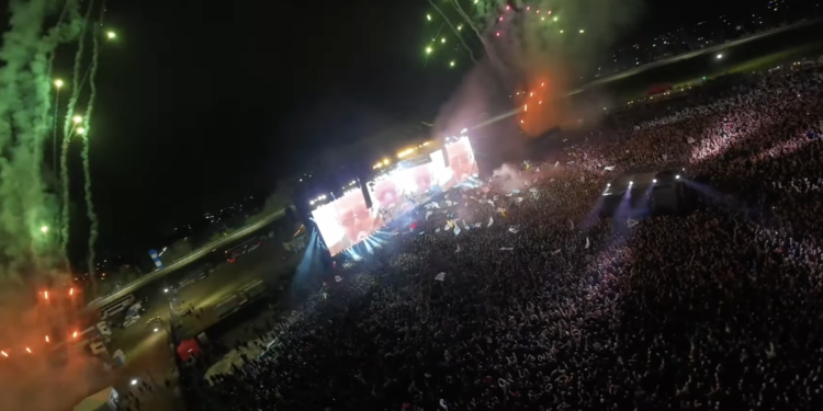 Pogo en Tucumán: con Indio Solari desde las pantallas, más de 50 mil almas deliraron con «Jijiji»
