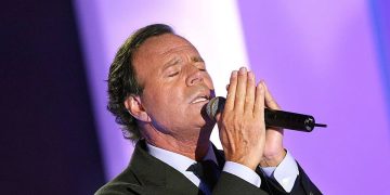 Piden avanzar con la investigación por abuso sexual y explotación laboral contra Julio Iglesias