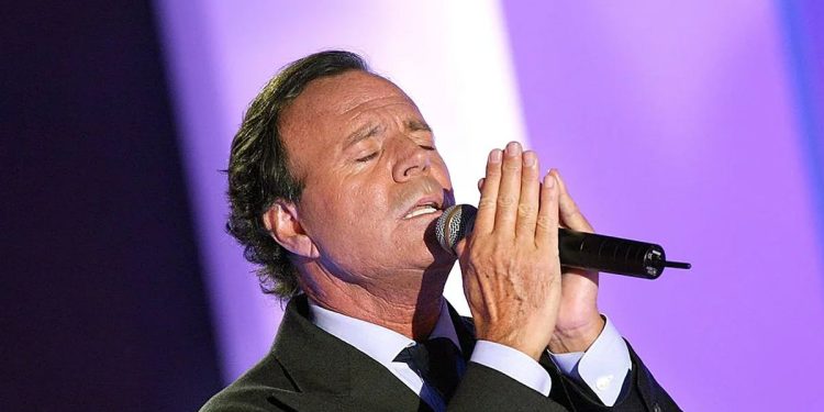 Piden avanzar con la investigación por abuso sexual y explotación laboral contra Julio Iglesias