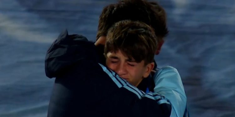 La emoción de Thiago Messi durante la despedida de su papá de la Selección Argentina: lloró en sus brazos
