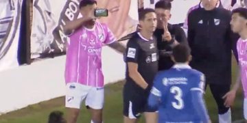 Escándalo arbitral en la Primera Nacional: Nicolás Lamolina revirtió un penal tras chequearlo en un celular