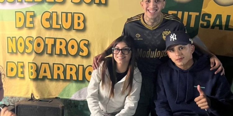 El gesto solidario de Leonel Flores: participó de una olla popular en Monte Chingolo