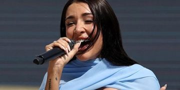 La tierna reacción de María Becerra al recibir un regalo de un fan en Uruguay