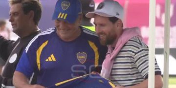 Lionel Messi posó con la camiseta de Boca y enloqueció a los hinchas