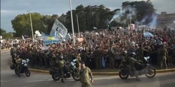 El Dibu Martínez mostró la multitud que los esperó en Ezeiza para acompañar a Lionel Messi en su despedida