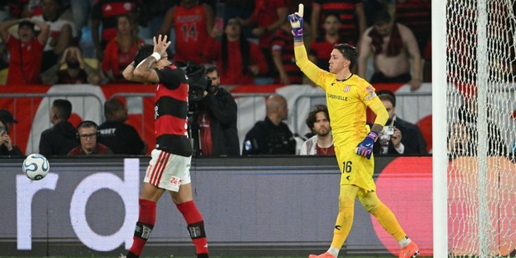 Héroe y baile a lo Dibu Martínez: los tres penales que atajó Fernando Muslera para la hazaña de Estudiantes