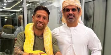 El guiño del Papu Gómez a Lionel Messi en un encuentro con un empresario árabe