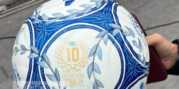 «Sean eternos los laureles que supimos conseguir»: la inscripción en la hermosa pelota usada para la despedida
