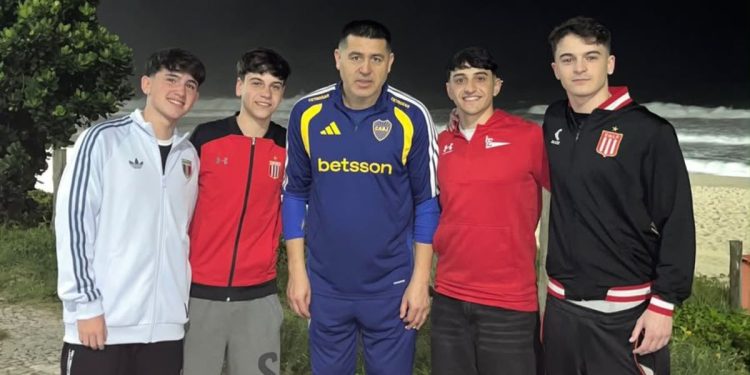 Riquelme paseó por las playas de Río de Janeiro: se encontró con hinchas de Estudiantes