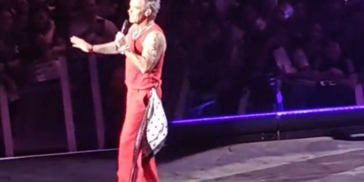 «Vi una fan con la que dormí la última vez que vine…»: la revelación de Robbie Williams en pleno show