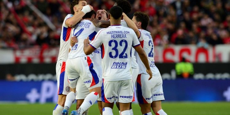 San Lorenzo venció a Estudiantes con un golazo agónico de Gulli